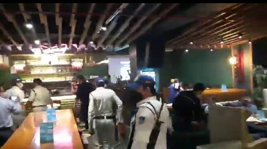 मयकदों में पुलिस की छापेमारी, नशे में चूर मदहोशों की शराब उतरी सारी!