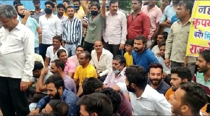 Bagli : उपचुनाव के पहले ही किसानों में आक्रोश, बीजेपी विधायक व जिलाध्यक्ष को ग्रामीणों ने किया बैठक से बाहर