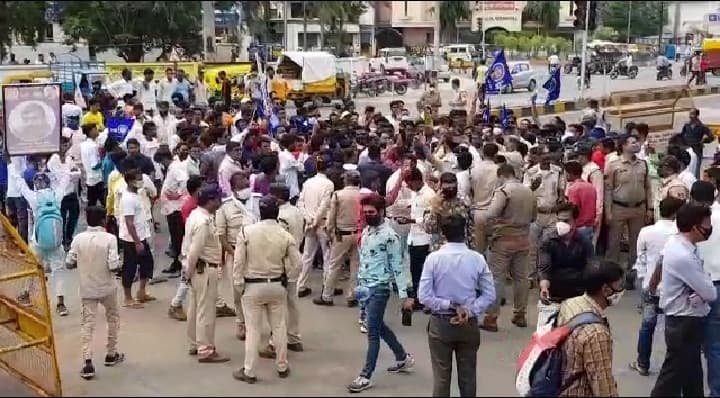 नेमावर हत्याकांड: भीम आर्मी उतरी सड़कों पर, चक्का जाम के साथ जमकर की नारेबाजी