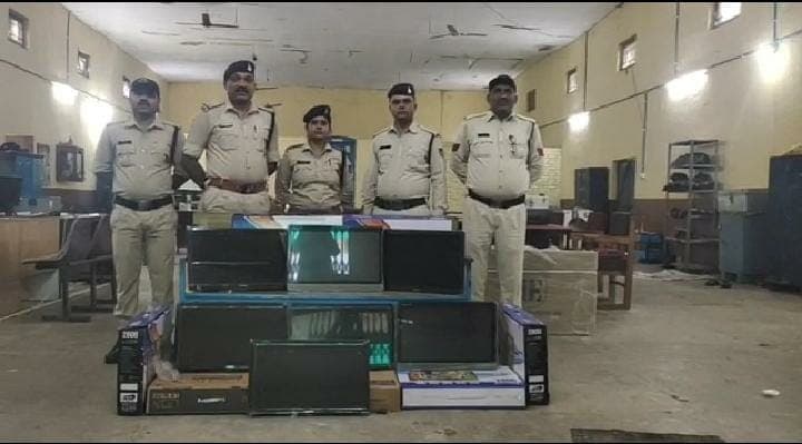 ब्रांडेड कंपनी के नकली स्टिकर लगा कर बेच रहा था टीवी, पुलिस ने की कार्रवाई, 7 टीवी और कंपनी के स्टिकर जब्त