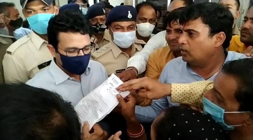 कांग्रेस कार्यकर्ता और जाग्रत हिंदू समाज के लोगों का विरोध प्रदर्शन, पीएम आवास योजना को लेकर लगाए धांधली के आरोप