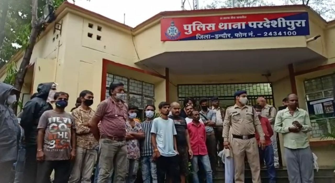 इंदौर में पुलिस ने चलाया गुंडा अभियान, भरी बारिश में शराब दुकानों पर चैकिंग, 500 से ज्यादा बदमाश हिरासत में