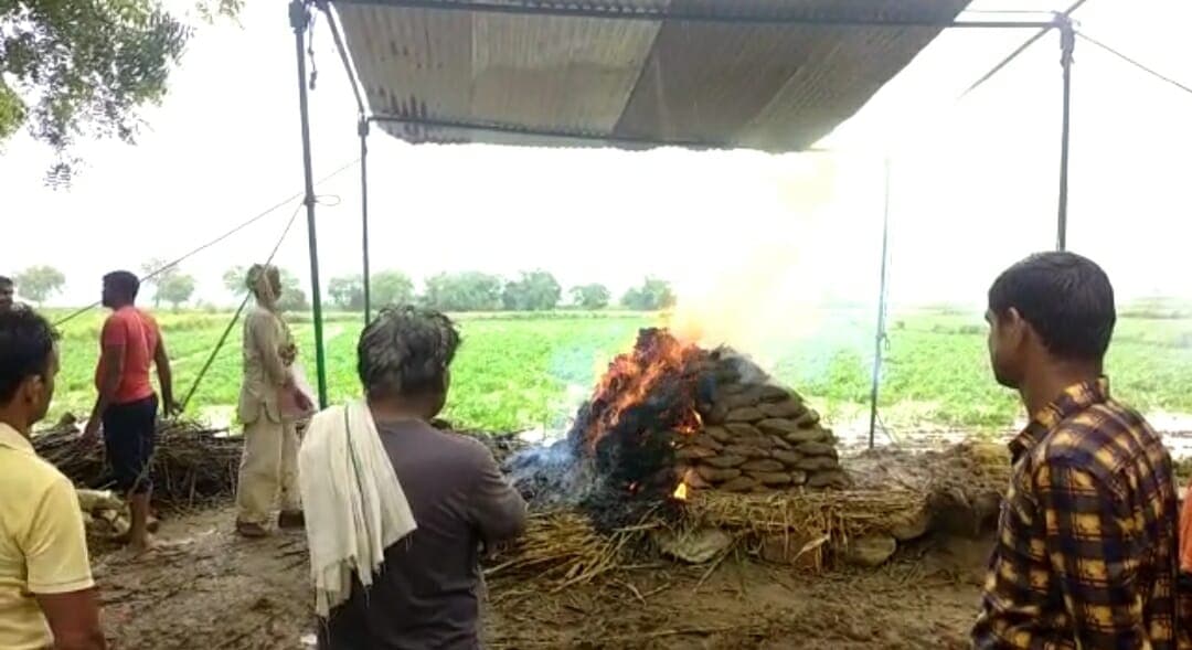 Morena : श्मशान घाट में अव्यवस्थाओं से परेशान ग्रामीण, खेत में टीन शेड लगाकर किया अंतिम संस्कार