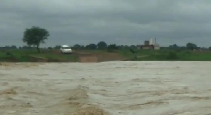 दो नदियों के बीच बने टापू पर फंसी कार, ग्रामीणों ने ट्यूब की मदद से रेक्सयू कर बाहर निकाला