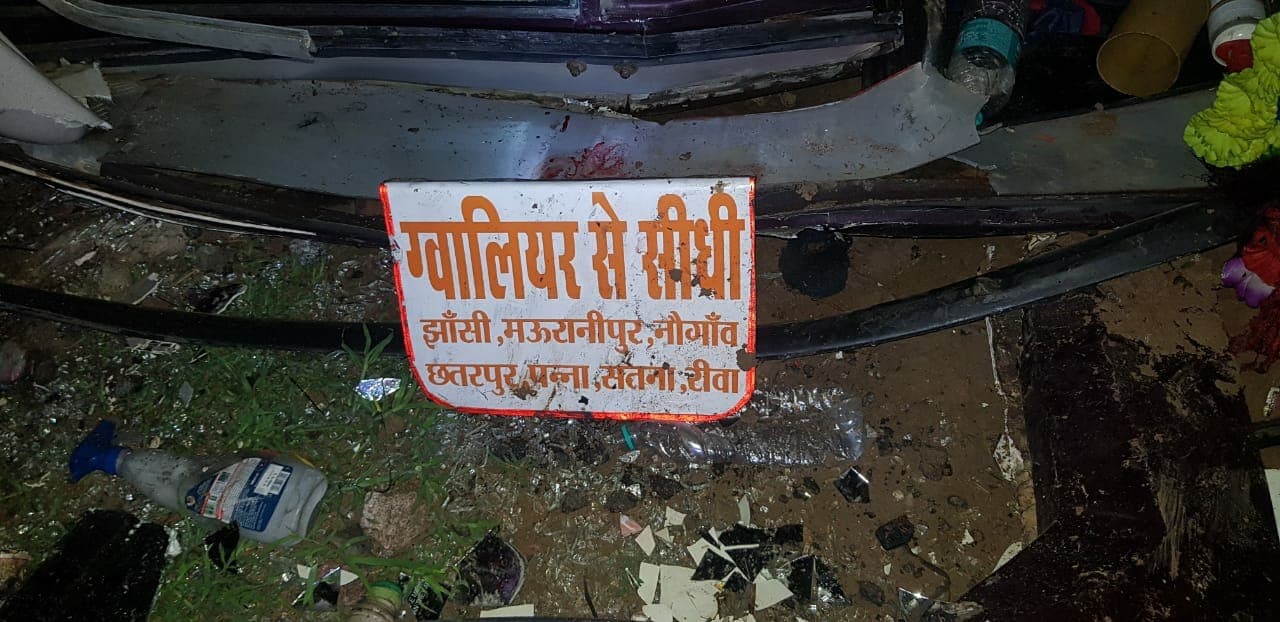 Datia: बड़ा हादसा- सिंध नदी पुल के पास अनियंत्रित होकर पलटी सवारियों से भरी बस