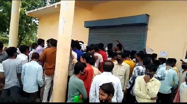 छिंदवाड़ा : वैक्सीनेशन सेंटर में भगदड़, चार गुना लोग पहुंच गए टीका लगवाने, कोई सुरक्षा व्यवस्था नहीं