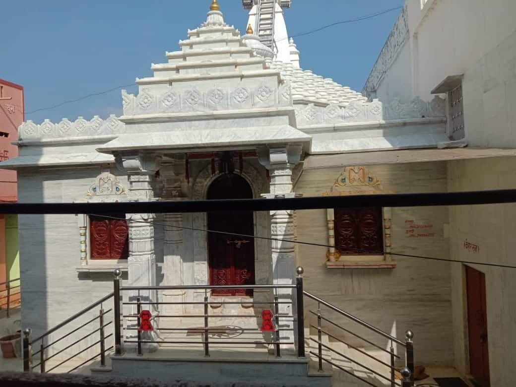 चोरों के हौसले बुलंद, जैन मंदिर का ताला तोड़कर चुरा ले गये नगदी समेत सोने-चांदी के बर्तन और मुकुट