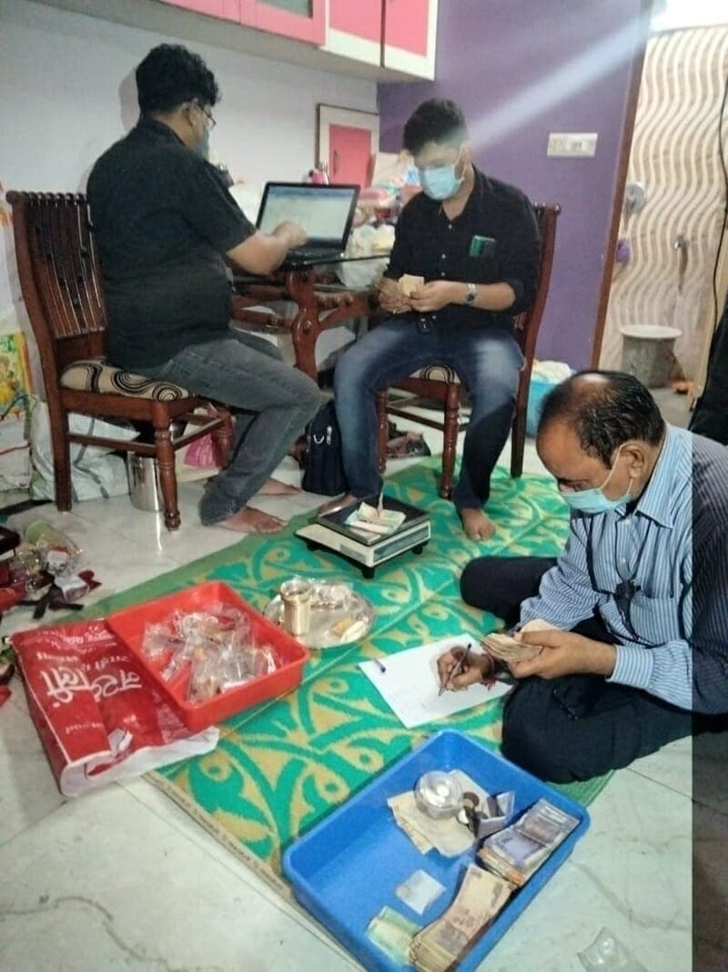 Bhopal: रिश्वतखोर इंजीनियर के घर लोकायुक्त की कार्रवाई, सोने की ईट सहित जमीन के दस्तावेज बरामद