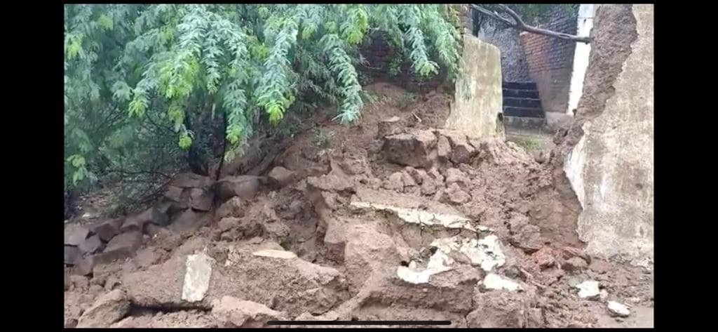 बारिश से बचने के लिये कच्ची दीवार के सहारे खड़ा था युवक, दीवार ढहने से मलबे में दबा, मौत