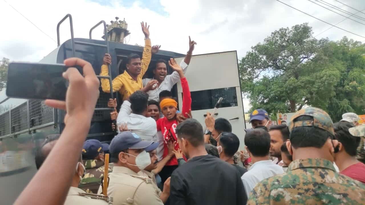 प्रभारी मंत्री को काले झंडे दिखाने का मामला, युवा कांग्रेसी गिरफ्तार, हड़कंप