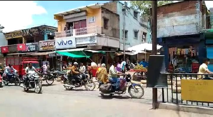 Damoh : बीच बाजार शराबी पति ने की पत्नी से मारपीट, मदद के जगह लोग बनाते रहे वीडियो