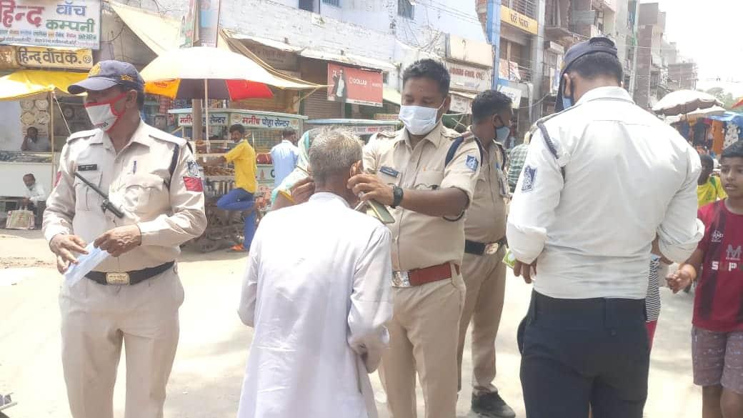 Morena : यातायात पुलिस ने रोको टोको अभियान में निःशुल्क मास्क किये वितरित