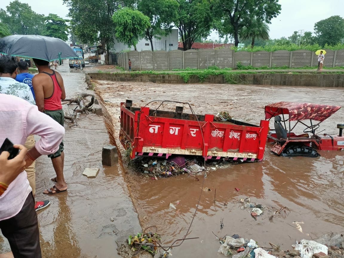 अलीराजपुर: बहते पुल में अटका नगर पालिका का वाहन, भारी बरसात के चलते नदी-नाले उफान पर, नगरवासी परेशान