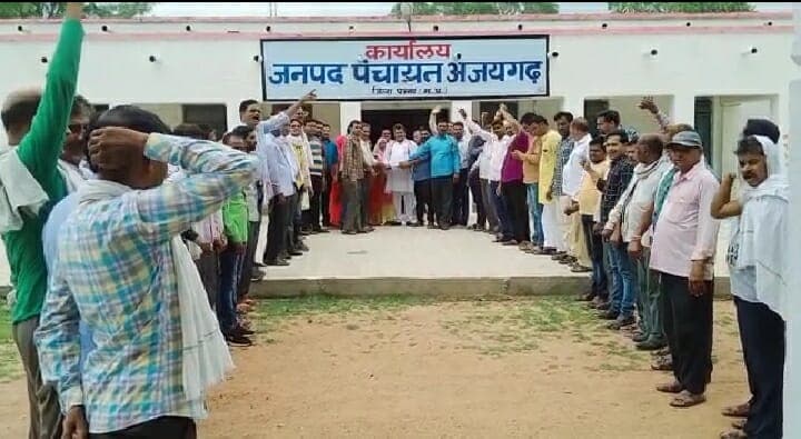 Panna : हड़ताल में बैठे संयुक्त मोर्चा अजयगढ़ इकाई ने जनपद पंचायत अध्यक्ष को सौंपा ज्ञापन