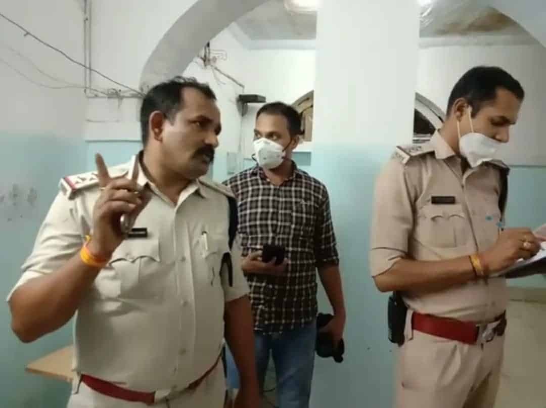 नगर निगम कर्मी ने ऑफिस में लगाई फांसी, परिजनों ने किया हंगामा, लगाए हत्या के आरोप