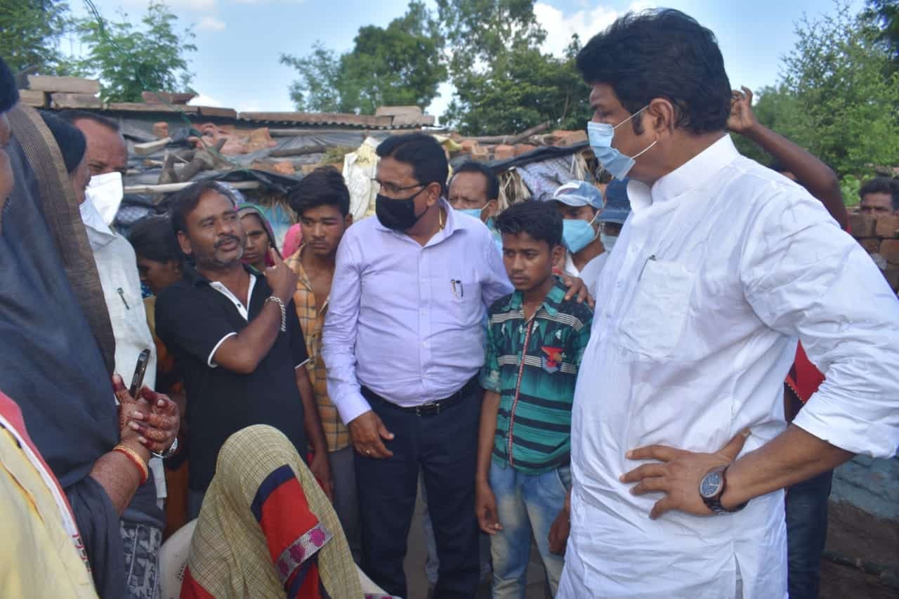 गंजबासौदा पहुंचे परिवहन मंत्री, परिजनों से बोले-इस दुख की घड़ी में मप्र सरकार आपके साथ