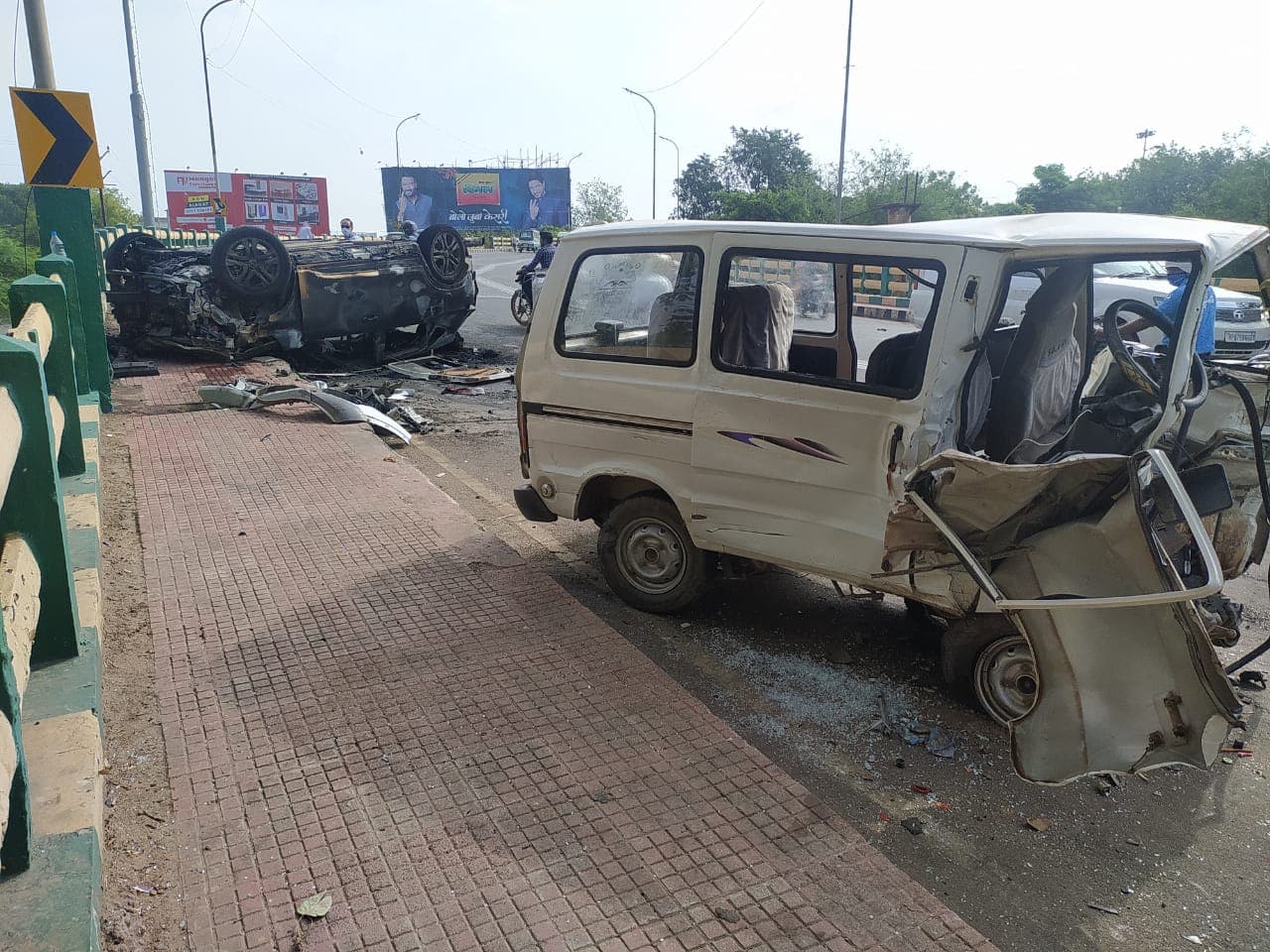Gwalior News: तेज रफ्तार लक्जरी कार और मारुति वेन की टक्कर, दो की मौत, दो घायल