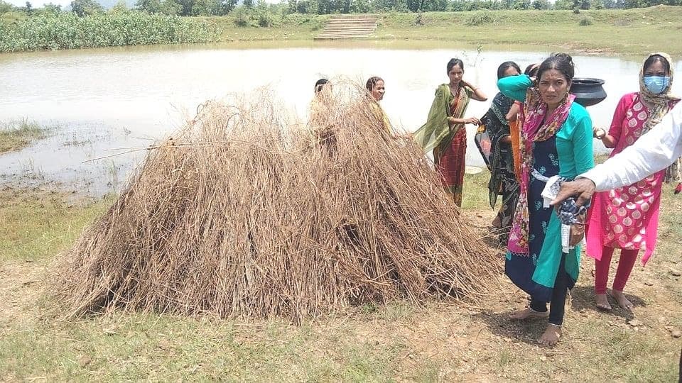 Balaghat : 8 बेटियों ने परंपरानुसार किया मां का अंतिम संस्कार, श्मशान पर लोगों के आंसू छलक पड़े