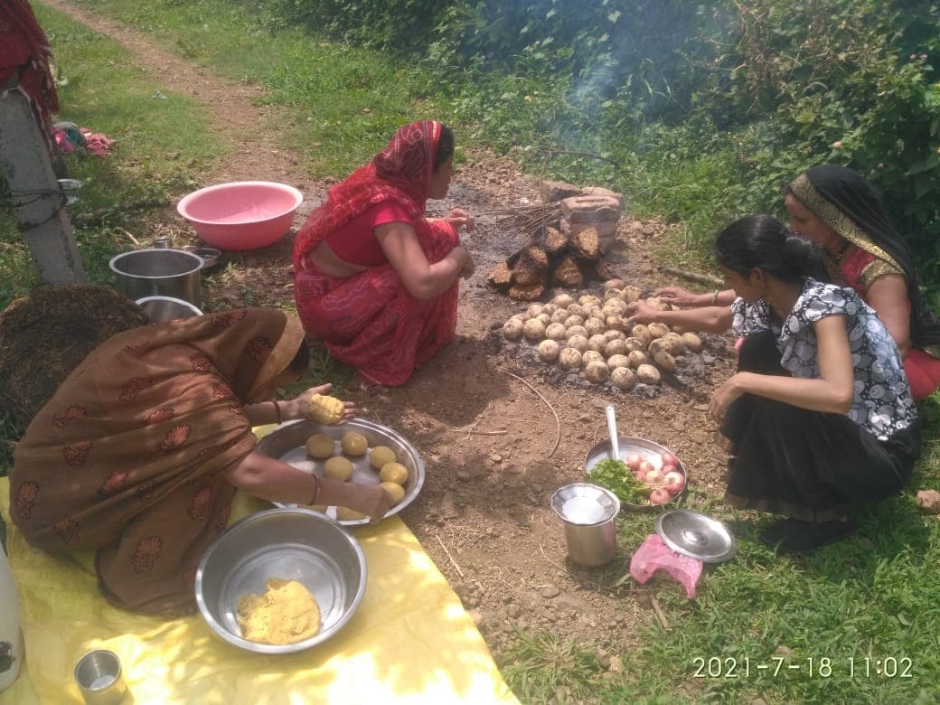 Dewas : इंद्रदेव को मानाने के लिए बालगढ़ में शुरू हुआ बाग रसोई का आयोजन