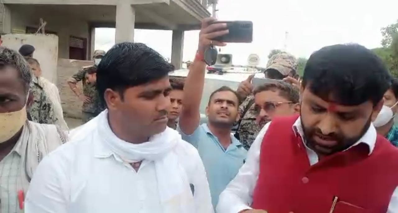 Congress विधायक को ग्रामीणों ने लगाई फटकार, सुनाई खरी-खोटी, Video Viral