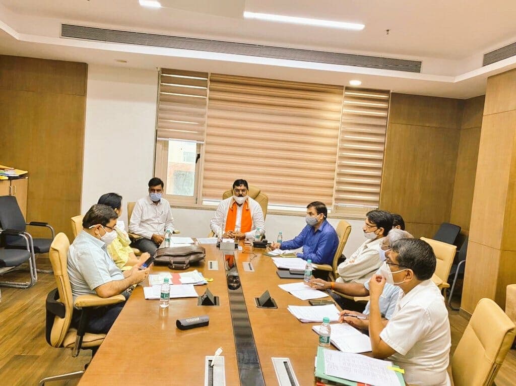 मंत्री कमल पटेल का अधिकारियों को निर्देश- डिमांड आने पर तुरंत करवाएं आपूर्ति