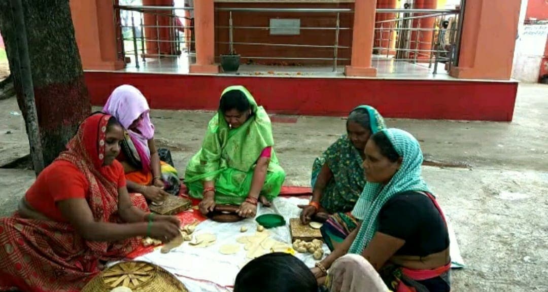 Video: पूर्व मंत्री इमरती देवी का अलग अंदाज, बाढ़ पीड़ितों के लिए पूड़ी बेलती दिखीं