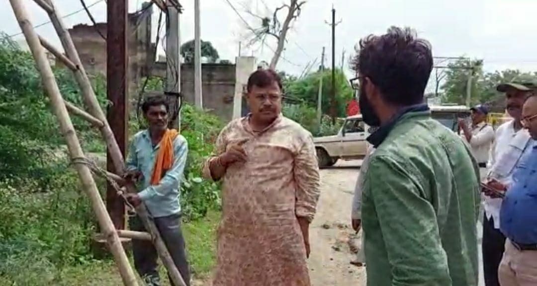 पुरानी नसेनी पर लाइन मेन को काम करते देख भड़के ऊर्जा मंत्री, भरे पानी में किया निरीक्षण