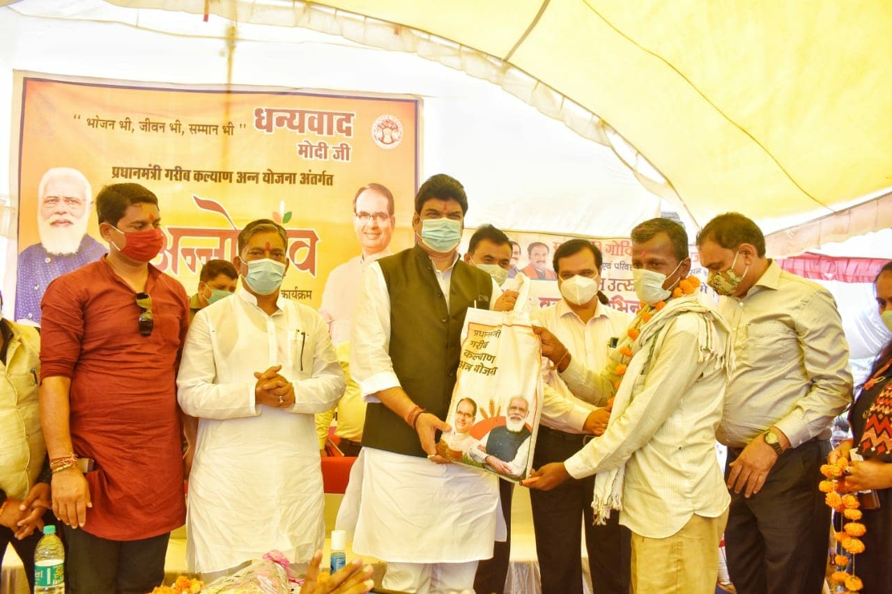 राजस्व एवं परिवहन मंत्री गोविन्द सिंह राजपूत ने किया खाद्यान्न वितरण
