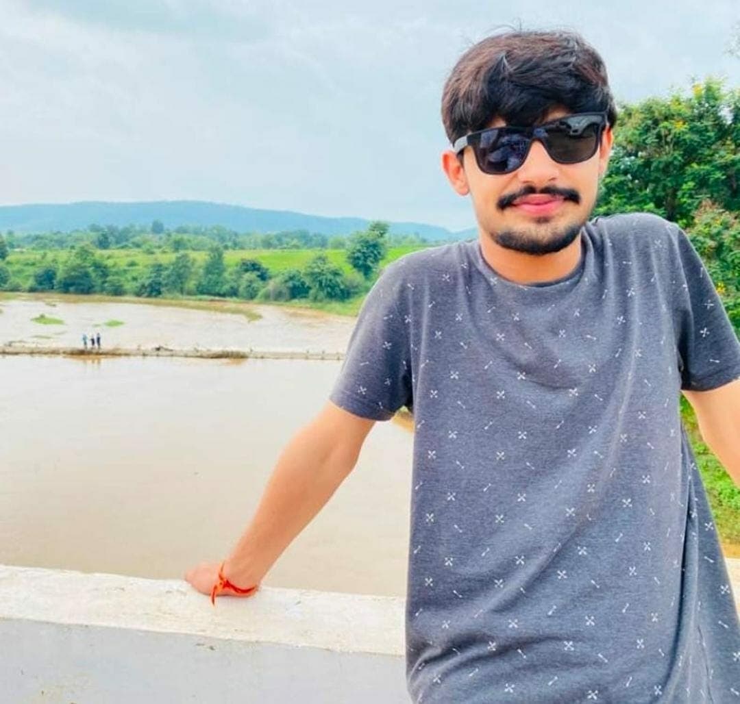 सड़क हादसें में युवा व्यवसायी की मौत, खड़े ट्रक में घुसी तेज रफ़्तार कार
