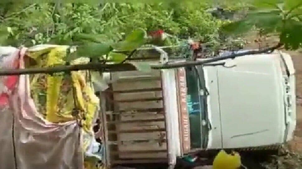 Barwani Road Accident: पिकअप वाहन पलटने से बड़ा हादसा, 4 की मौत, कई घायल