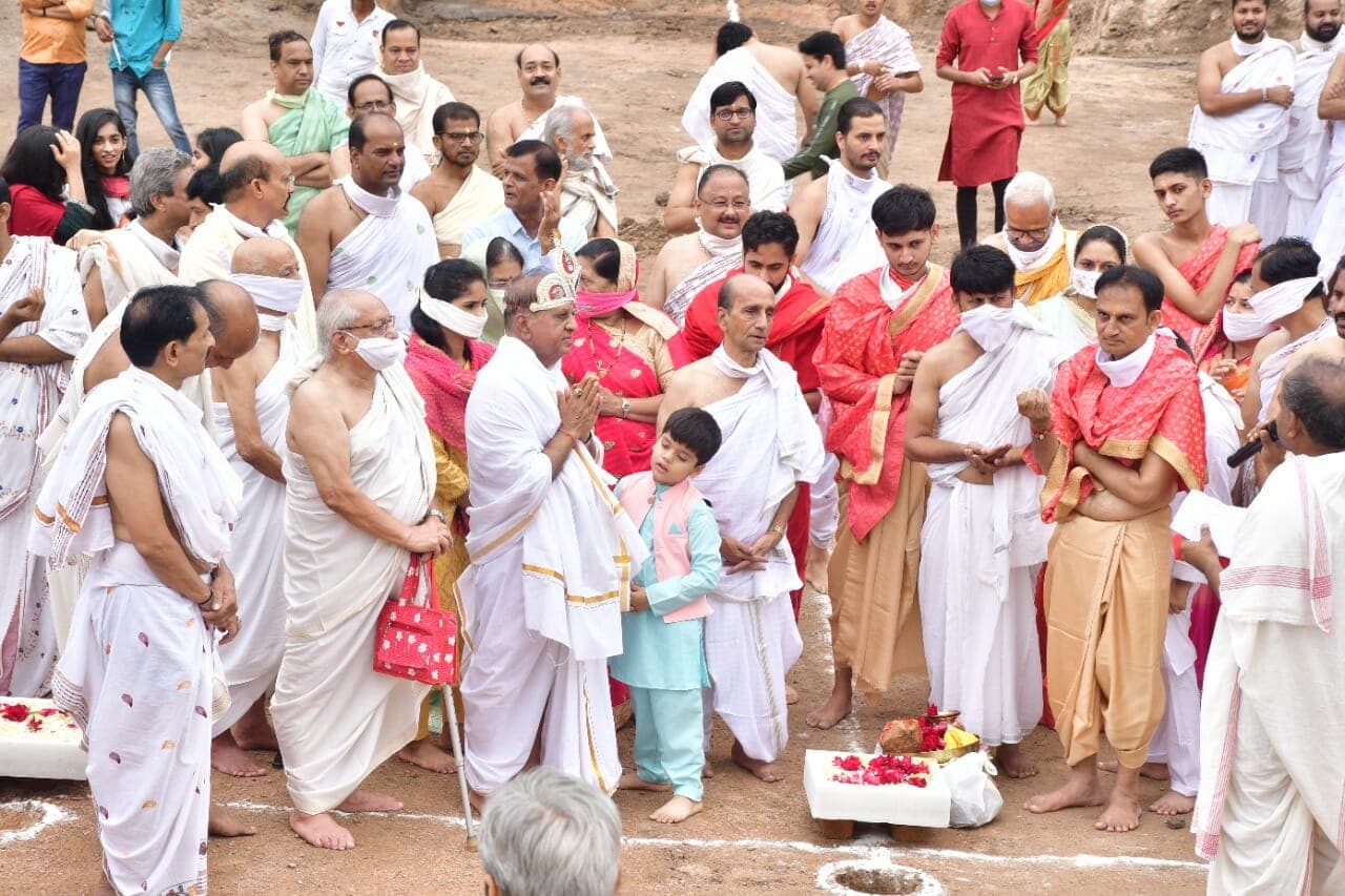 विश्व प्रसिद्ध जैन तीर्थ लक्ष्मणी मंदिर का जीर्णोद्धार, प्रथम शिलाएं स्थापित
