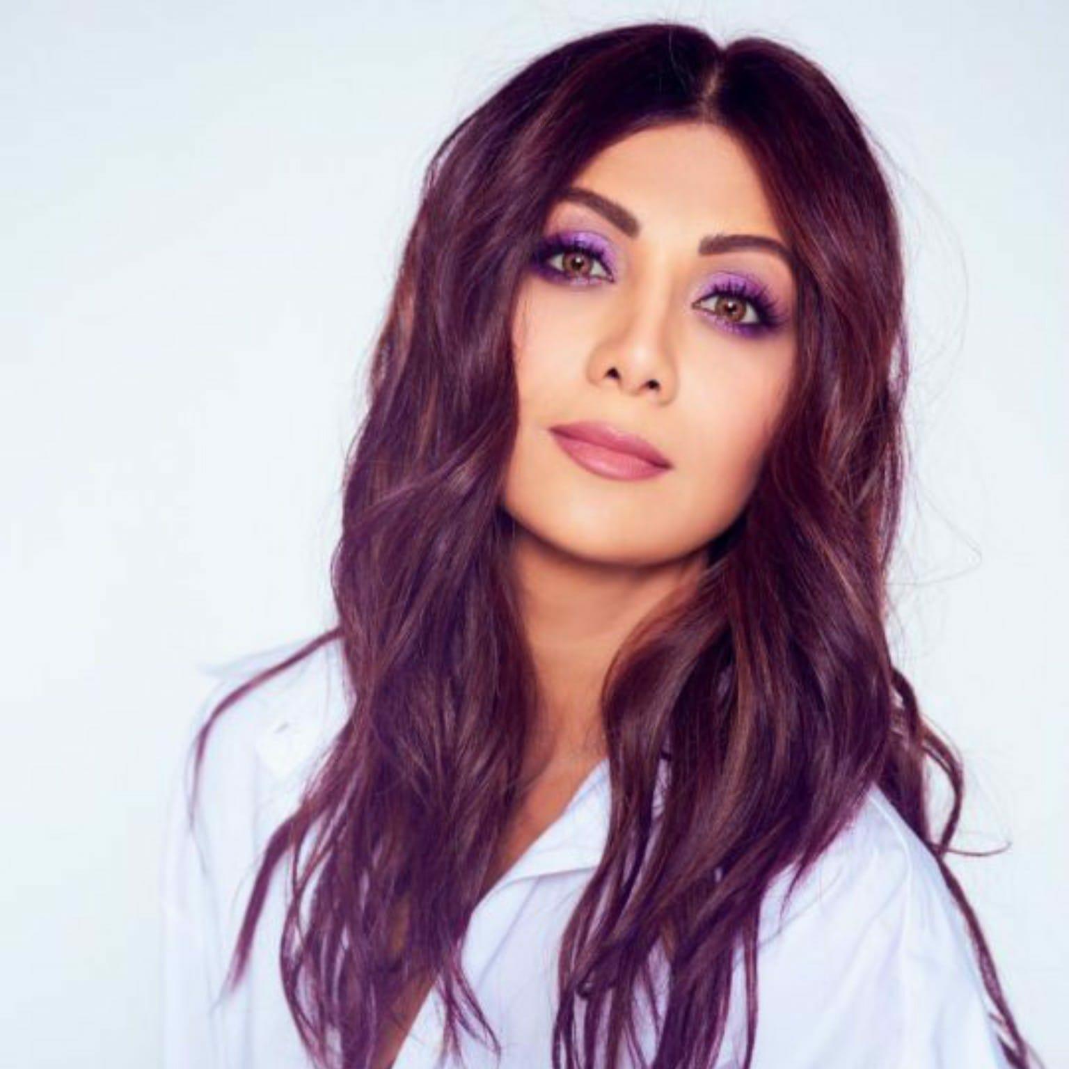 Shilpa Shetty ने डॉगी के साथ बैठकर दिया उसी स्टाइल में दिया पोज़, फोटो वायरल