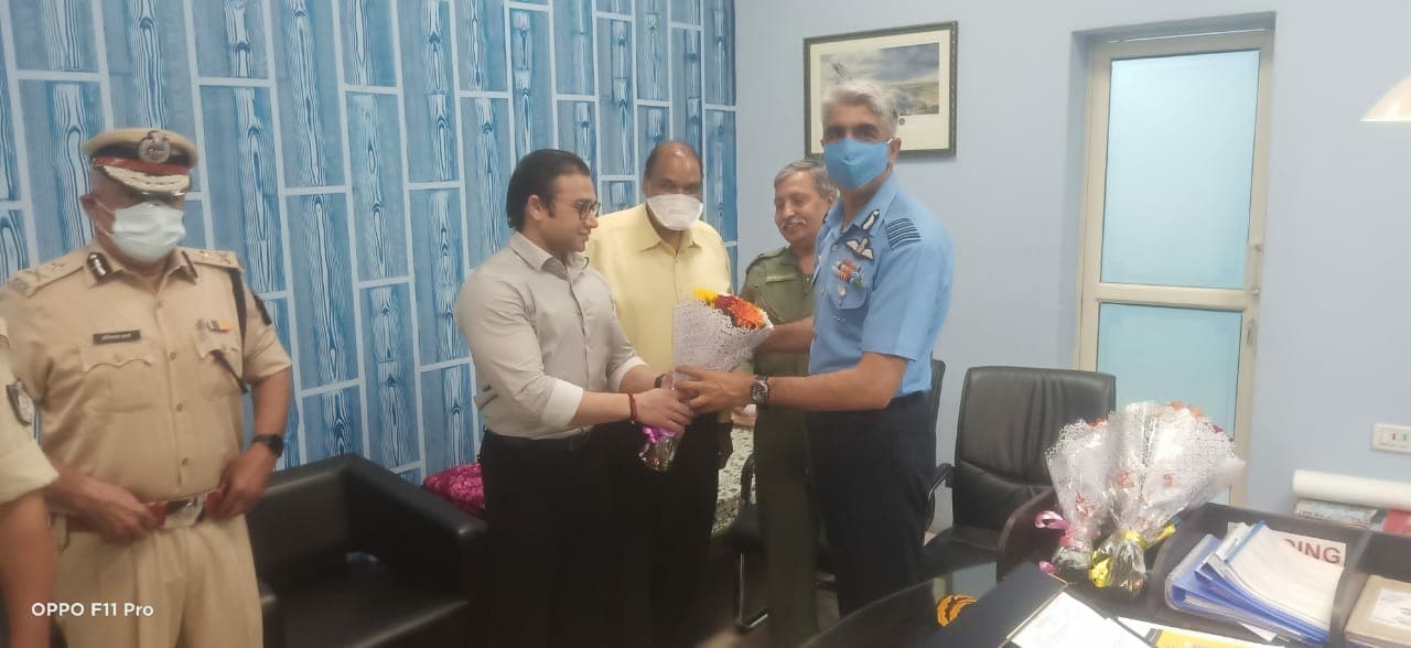 आपदा में लोगों की जान बचाने वाले वायुसेना के हेलीकॉप्टर पायलटों का सम्मान