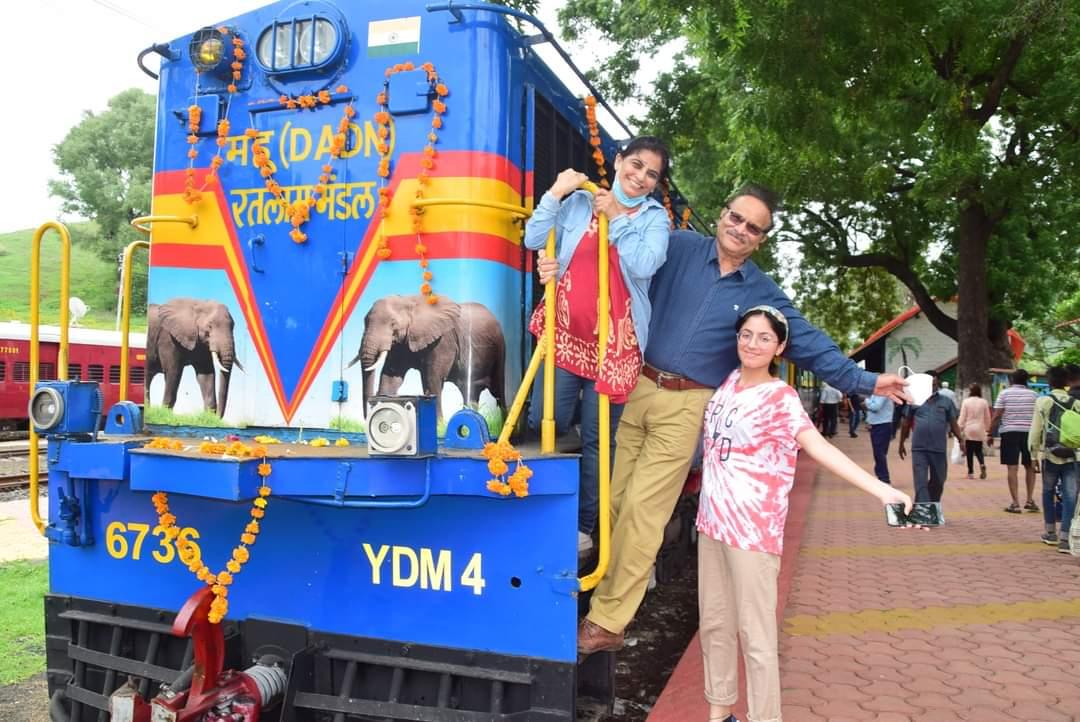 मालवा की खूबसूरत वादियों में 17 महीनों बाद फिर पटरियों पर दौड़ी हेरिटेज ट्रेन, लोगों में दिखा उत्साह
