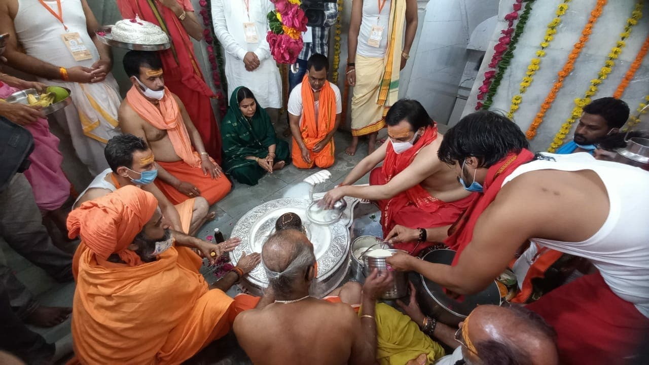 नाग पंचमी: रात 12 बजे खुले नागचंद्रेश्वर मंदिर के पट, साल में सिर्फ एक बार खुलते है द्वार