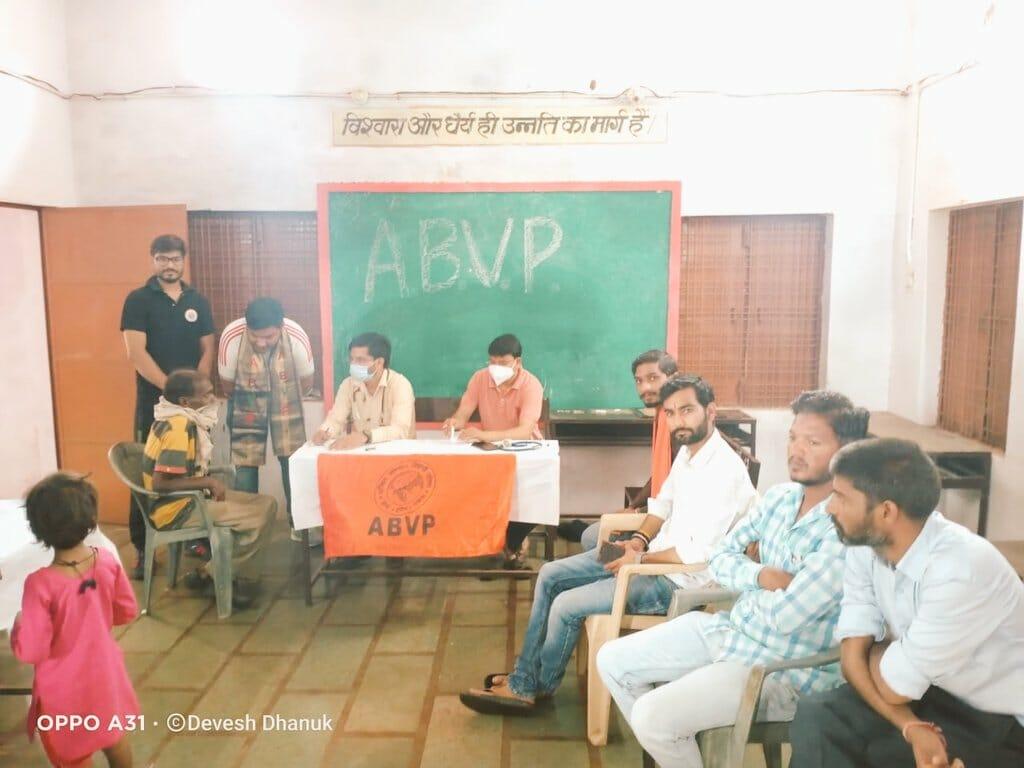 Shivpuri news: ABVP कार्यकर्ताओं ने बाढ़ पीड़ित बस्ती में किया निःशुल्क चिकित्सा शिविर का आयोजन