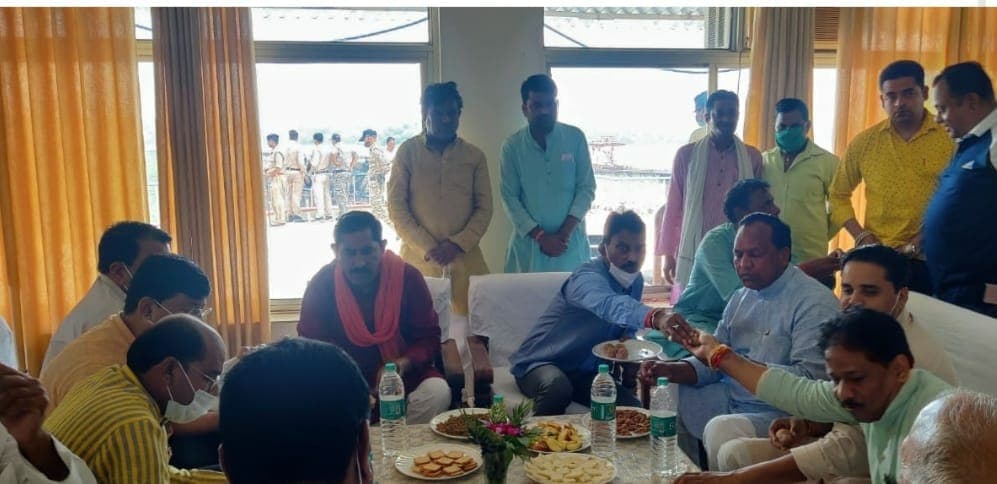 Congress का हमला, आपदा में मंत्री बना रहे Picnic, अधिकारी कर रहे जल क्रीड़ा, जारी की तस्वीरें
