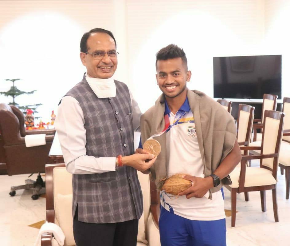 मध्य प्रदेश के गौरव Vivek Sagar पहुंचे भोपाल, खेल मंत्री ने किया स्वागत, CM Shivraj ने दी बधाई