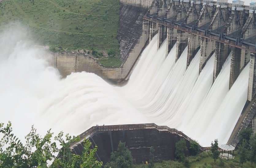 Shivpuri News: अब मड़ीखेड़ा डैम प्रभारी कार्यपालन यंत्री पर गिरी गाज, हटाए गए
