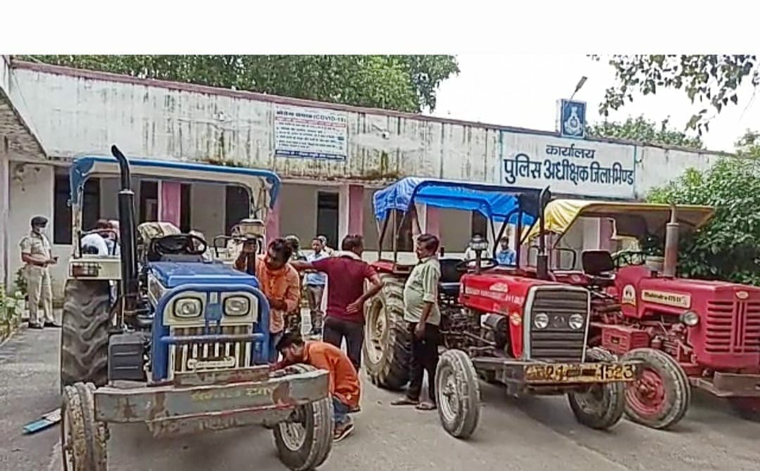 विद्युत सप्लाई ठप हुई तो एसपी ने ऐसा कर लौटाया बाढ़ प्रभावित गांवों में उजाला