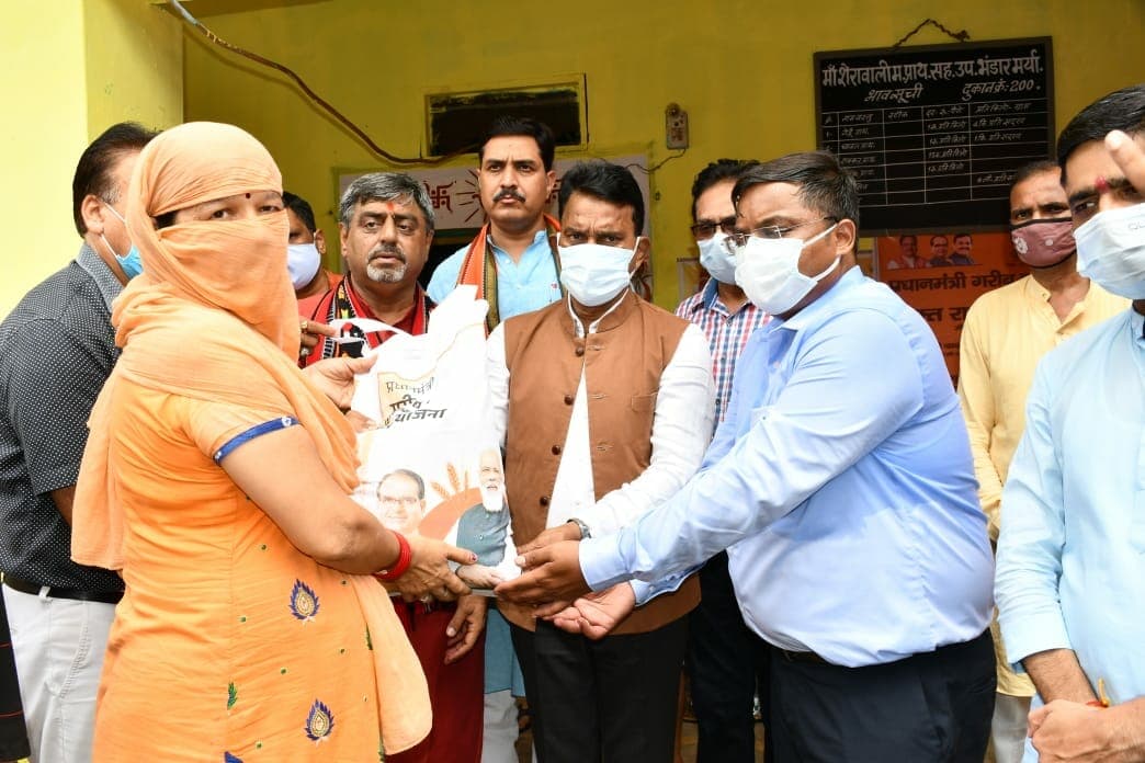 अन्न उत्सव: प्रभारी मंत्री सिलावट ने बांटी मुफ्त राशन की किट, नहीं हुआ बड़ा आयोजन