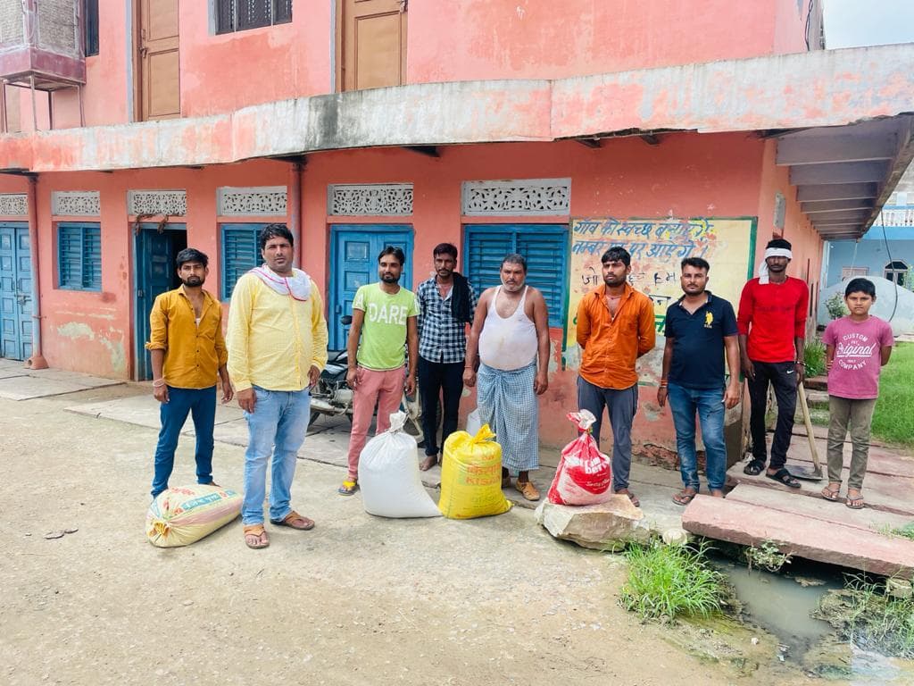 सार्थक पहल: युवाओं का संकल्प, बाढ़ पीड़ित 2 गाँवों को देवरा गाँव ने एक साल के लिए लिया गोद