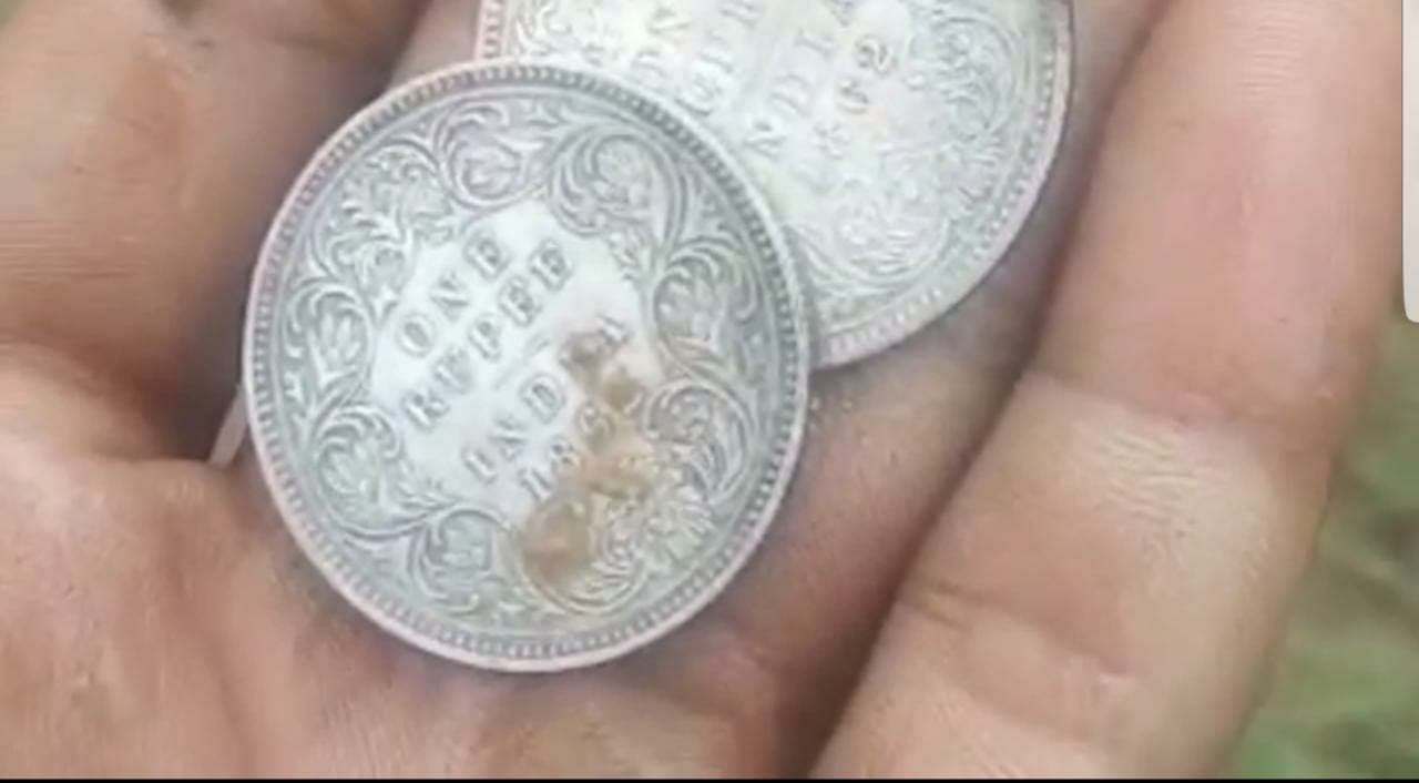 पचावली गाँव मे सिंध नदी किनारे मिले चांदी के सिक्के, बटोरनें ग्रामीणों में मची होड़
