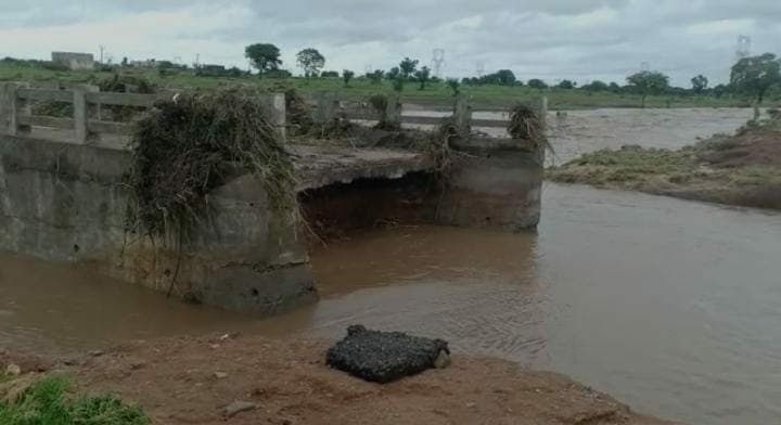 Shivpuri News: भ्रष्टाचार की भेंट चढ़ी करोड़ों की सड़क, निर्माण के बाद पहली ही बारिश में बहा पुल