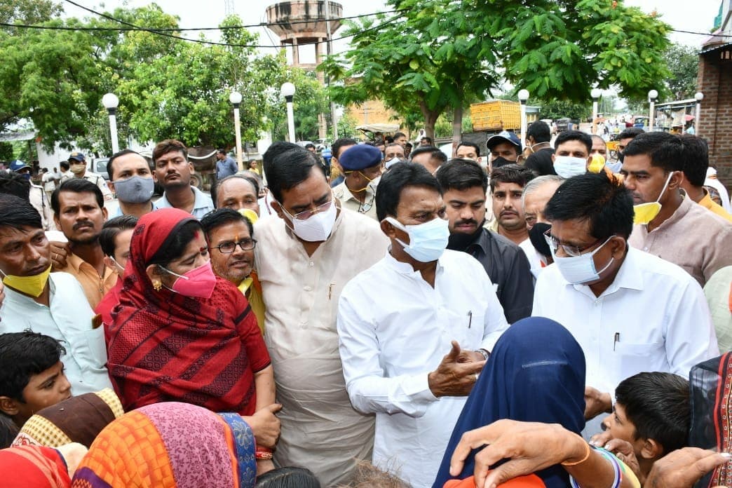 बाढ़ प्रभावितों के बीच पहुंचे प्रभारी मंत्री, अधिकारियों को निर्देश, एक भी चेहरे पर चिंता की लकीरें नहीं दिखें