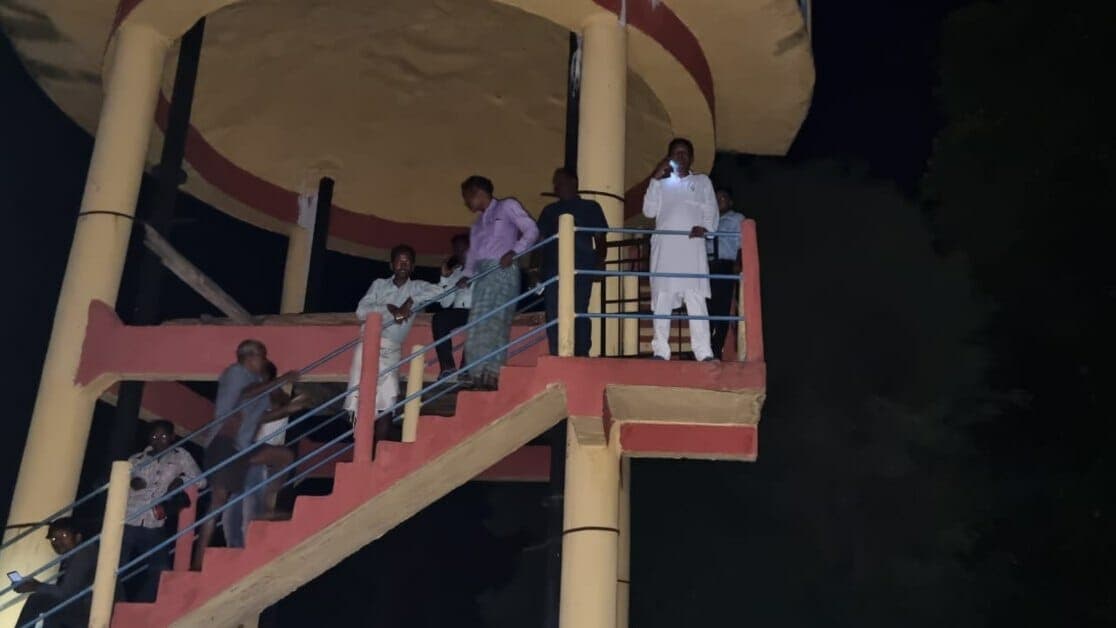 हाथियों के झुंड में जा फंसे कांग्रेस विधायक, पानी की टंकी पर चढ़कर बचाई जान