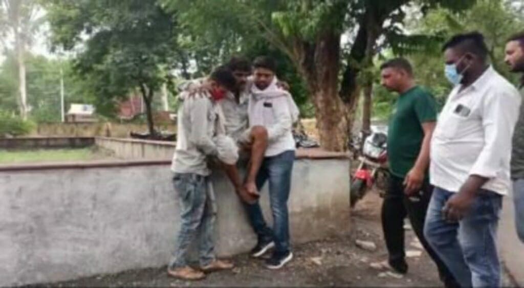 नयागांव आरटीओ बैरियर पर ट्रक ड्राइवर की पिटाई का मामला, अब नीमच पुलिस की कार्रवाई पर उठे सवाल