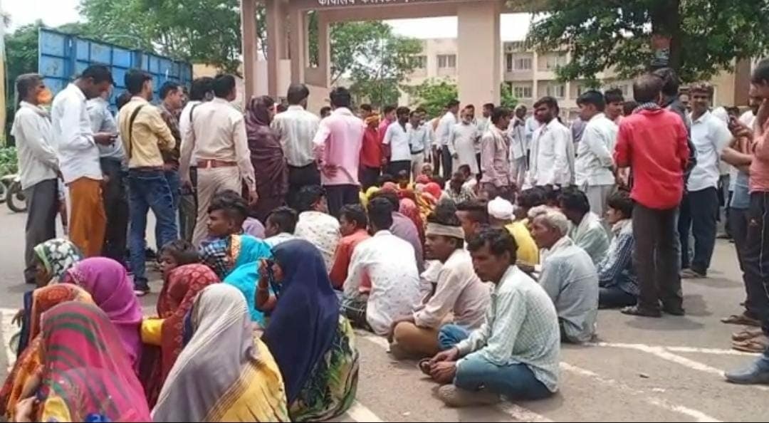 राहत की आस में बैठे लोगों ने किया कलेक्ट्रेट के सामने प्रदर्शन, सड़क जाम कर लगाई मदद की गुहार
