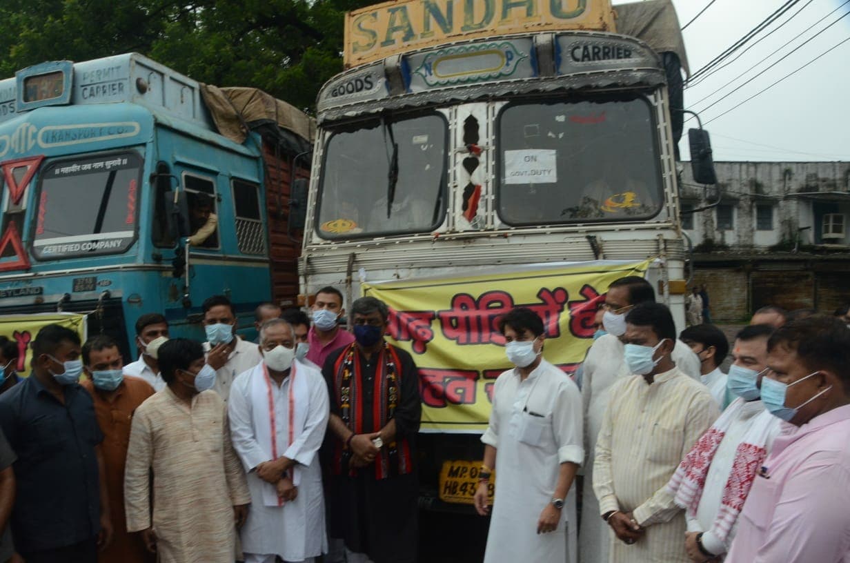 बाढ़ प्रभावित क्षेत्रों के लिए केंद्रीय मंत्री सिंधिया ने रवाना की राहत सामग्री, बांटे चेक