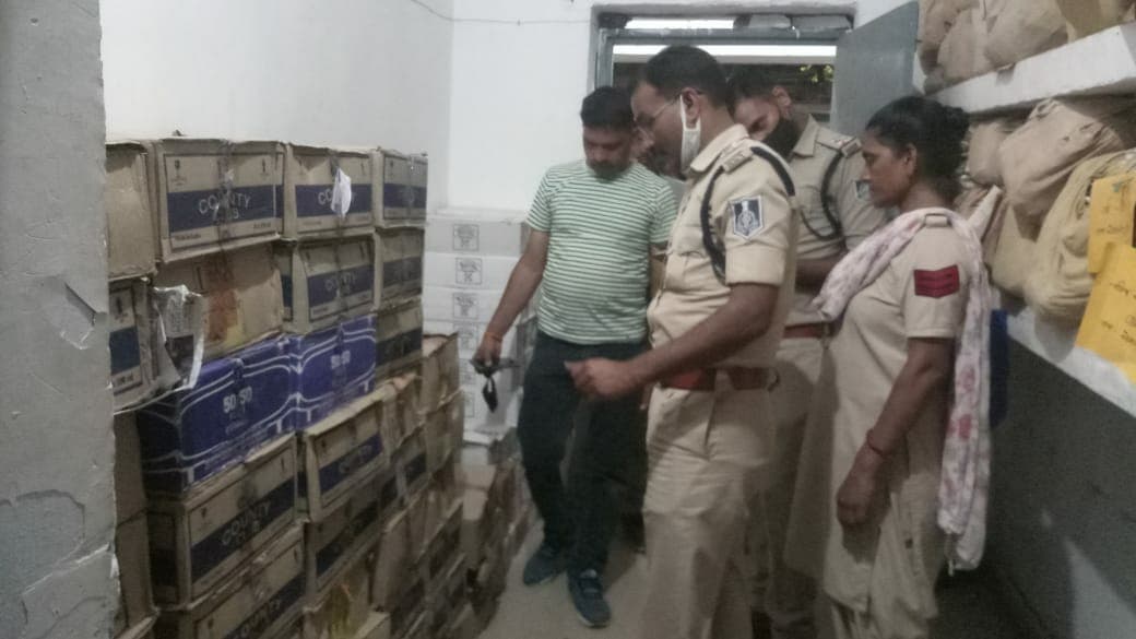 पुलिस ने कार से पकड़ी 70 पेटी अवैध शराब, आबकारी अमला हो रहा नाकाम